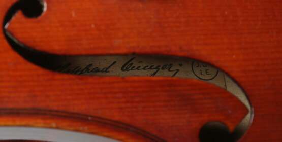 Geige m. Bogen und Koffer auf innenliegendem Zettel handschriftlich bez.: ''Johann Gottfried Dunger JGD i.E.'', Geigenbauer aus Erlbach bei Marktneukirchen (1849-1913) - photo 5