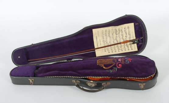 Geige m. Bogen und Koffer auf innenliegendem Zettel handschriftlich bez.: ''Johann Gottfried Dunger JGD i.E.'', Geigenbauer aus Erlbach bei Marktneukirchen (1849-1913) - фото 7