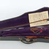 Geige m. Bogen und Koffer auf innenliegendem Zettel handschriftlich bez.: ''Johann Gottfried Dunger JGD i.E.'', Geigenbauer aus Erlbach bei Marktneukirchen (1849-1913) - Foto 7