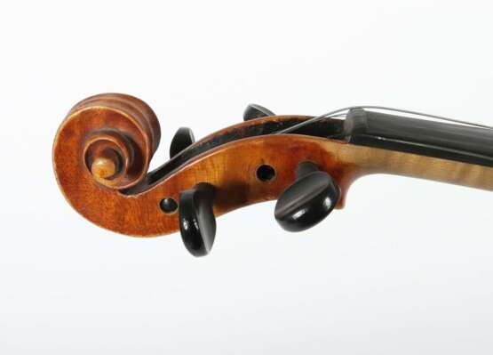 Geige mit Bogen wohl 1. Drittel 20. Jh., innenseitiges Papieretikett mit Bez.: ''Antonius Stradivarius Cremonenfis Faciebat Anno 17/5'' - фото 4