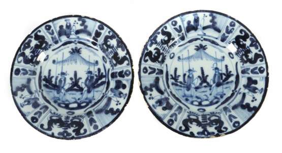 Zwei Chinoiserie-Fayenceteller wohl 2. H. 18. - 1. H. 19. Jh., beiger Scherben mit weißer Zinnglasur - фото 1