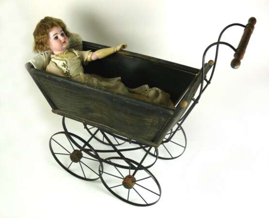 Puppe mit Puppenwagen - photo 1