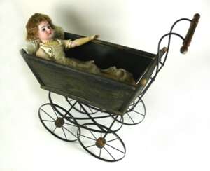 Puppe mit Puppenwagen
