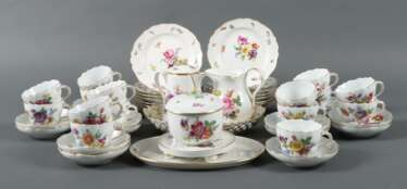 Kaffeeservice mit reichem Dekor aus Blumen und Insekten für 15 Personen Meissen, überwiegend 1850-1924