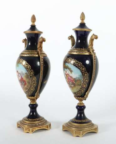 Vasenpaar mit Reservenmalerei wohl Frankreich, 20. Jh. - photo 4