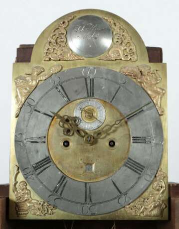 Klassizistische Bodenstanduhr um 1800, die Ziffernscheibe mit römischen Stunden und arabischen Minutenzahlen - photo 2