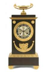 Charles X.-Pendule um 1830, Messingziffernring mit römischen Stunden um eine Strahlenkranzscheibe