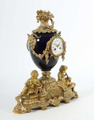 Vasen-Uhr mit allegorischen Kinderfiguren Frankreich, Ende 19. Jh. - фото 4