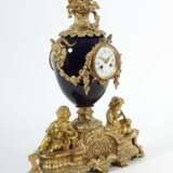 Vasen-Uhr mit allegorischen Kinderfiguren Frankreich, Ende 19. Jh. - Foto 4