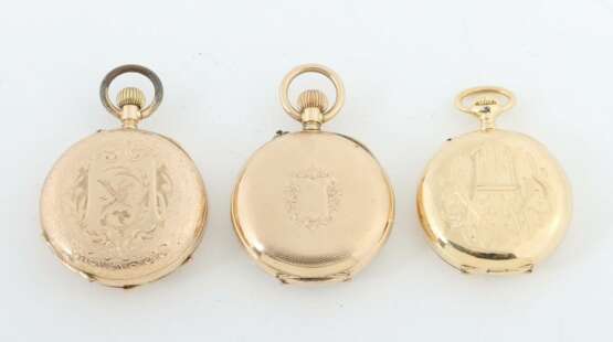 Drei goldene Damentaschenuhren Gelbgold 585/750, je mit weißem Emaillezifferblatt (teils leicht best.) und Zierzeigern; 1x mit breitem - фото 2