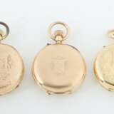 Drei goldene Damentaschenuhren Gelbgold 585/750, je mit weißem Emaillezifferblatt (teils leicht best.) und Zierzeigern; 1x mit breitem - Foto 2