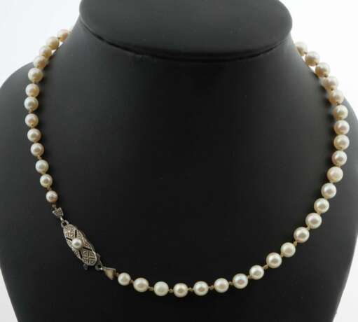 Perlenkette mit Bicolorschließe 1. Hälfte 19. Jh., Gelbgold/Weißgold 585 - Foto 2