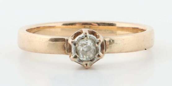 Diamantsolitär Gelbgold 750, gleichmäßige Ringschiene wohl nachträglich besetzt mit einem Altschliffdiamanten von ca. 0 - photo 1