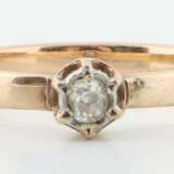 Diamantsolitär Gelbgold 750, gleichmäßige Ringschiene wohl nachträglich besetzt mit einem Altschliffdiamanten von ca. 0 - Foto 1