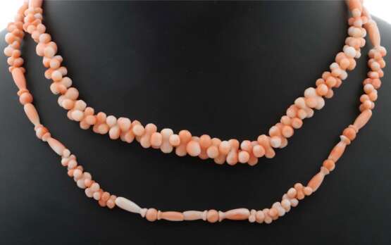 Zwei Ketten aus Engelshautkoralle weiß-rosé marmorierte Koralle, gefädelte Perlen in variierenden Formen - Foto 2