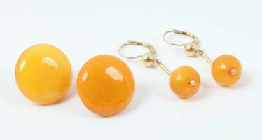 2 Paar Butterscotch-Bernsteinohrhänger Gelbgold 333/585, 1 Paar Butterscotchbuttons mi 8kt-Gelbgold-Hängebrisur