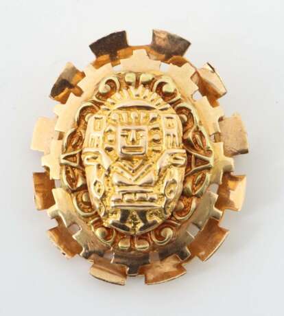 Brosche mit Aztekenmotiv Gelbgold 750, hochovale Brosche mit Darstellung eines ''Azteken-Gottes'' im geprägten Relief - photo 1