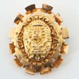 Brosche mit Aztekenmotiv Gelbgold 750, hochovale Brosche mit Darstellung eines ''Azteken-Gottes'' im geprägten Relief - photo 1