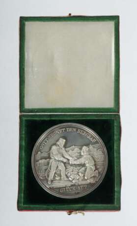 Silbermedaille der Grube Himmelfahrt Samt Abraham bei Freiberg, zur Erinnerung an den 1847 gemachten reichen Silberfund - photo 6