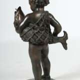 Bildhauer des 20. Jh. Brunnenfigur ''Knabe mit Fisch'', Bronze - фото 3