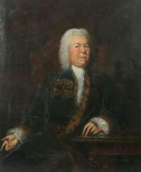 Portraitmaler des 18. Jh. ''Halbbildnis Johann Sebastian Bach'', vor dunklem Hintergrund an einem Holztisch auf einem Rokkokosessel sitzend und den Betrachter anblickend