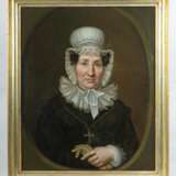 Maler des 18./19. Jh. ''Portrait einer Dame'', en face-Brustbildnis einer Frau in schwarzem Kleid mit Spitzkragen und weißer Haube - photo 2