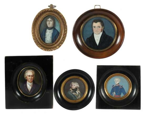 Miniaturmaler des 19. Jh. Konvolut ''Herrenportraits'', 5 variierende Brustbildnisse vor neutralem Hintergrund - Foto 1