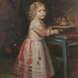 Maler des 20. Jh. ''Das Spielzeug'', Bildnis eines Mädchens in rosafarbenem Kleid an einer Spieluhr drehend - Foto 1