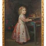 Maler des 20. Jh. ''Das Spielzeug'', Bildnis eines Mädchens in rosafarbenem Kleid an einer Spieluhr drehend - photo 2