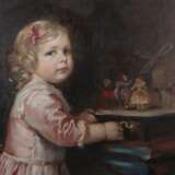 Maler des 20. Jh. ''Das Spielzeug'', Bildnis eines Mädchens in rosafarbenem Kleid an einer Spieluhr drehend - Foto 3