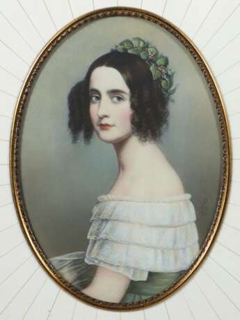 Miniaturmaler des 20. Jh. ''Alexandra Prinzessin von Bayern'', Bildnis der jungen Adeligen im Halbprofil vor neutralem Hintergrund - photo 1