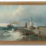 Maler des 19./20. Jh. ''Leuchtturm mit Mole'', Küstenpartie mit einem Dampfschiff auf aufgewühlter See und Figurenstaffage - Foto 2
