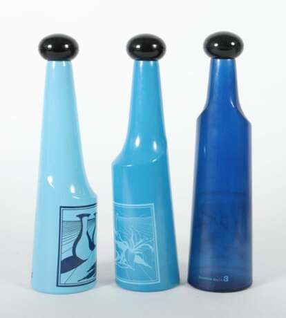 Salvador Dalí Figueres 1904 - 1989 ebenda. Drei Glas-Zierflaschen, für Rosso Antico Aperitivo - Foto 2