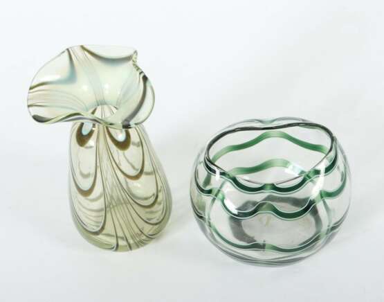 Zwei Glasvasen 1. H. - Mitte 20. Jh., farbloses Glas mit eingeschmolzenen Glasfäden in zweierlei Grüntönen - photo 2