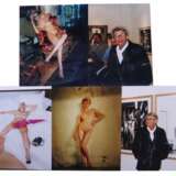 Fünf Fotografien ''Aktdarstellungen & Helmut Newton'' Serie mit fünf Fotos mit weiblichen Aktdarstellungen und dem Fotografen Helmut Newton in der Foto-Galerie (Kantstraße, Berlin) in den 90er Jahren - фото 1