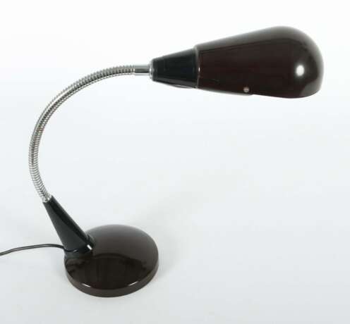 Schreibtischlampe mit flexiblem Hals 1960er Jahre, Arbeitsleuchte mit Fuß und Schirm aus dunkelbraun lackiertem Metallblech mit schwarzer Kunststoffmontur - photo 2