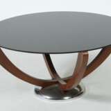 Couch-Tisch mit schwarzroter Glasplatte 1950er Jahre, runder Fuß ummantelt mit poliertem Metallblech - photo 2