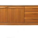 Kurzes Sideboard A: um 1975 durch Palette Möbelwerk (innen Aufkleber ''Palette Sideboard''), der Korpus aus nussbaumfurnierten Spanplatten auf Vierkantbeinen mit Zargen - photo 1