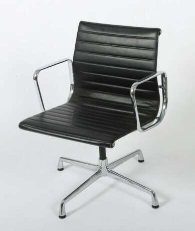 Eames, Ray und Charles ''Aluminium Chair EA 108'' - Foto 2