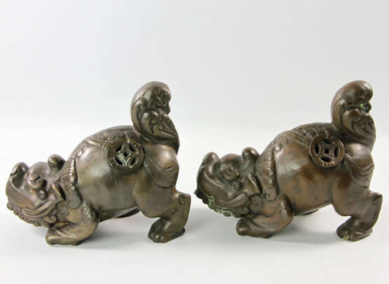 Ein Paar Foh-Hunde aus Bronze. CHINA, 1. Hälfte 20. Jh - Foto 3