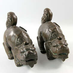 Ein Paar Foh-Hunde aus Bronze. CHINA, 1. Hälfte 20. Jh