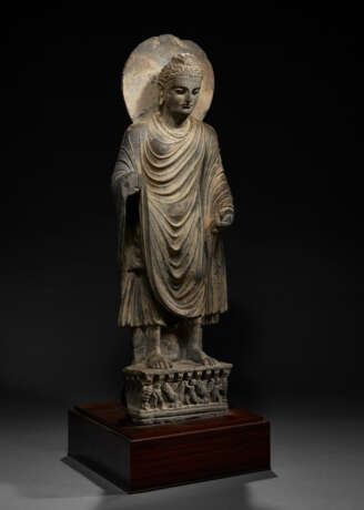 A LARGE AND IMPORTANT GREY SCHIST FIGURE OF BUDDHA SHAKYAMUNI - Foto 2