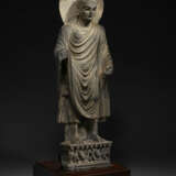 A LARGE AND IMPORTANT GREY SCHIST FIGURE OF BUDDHA SHAKYAMUNI - photo 2