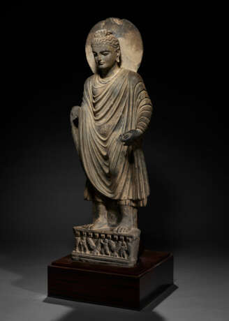 A LARGE AND IMPORTANT GREY SCHIST FIGURE OF BUDDHA SHAKYAMUNI - фото 3