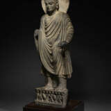 A LARGE AND IMPORTANT GREY SCHIST FIGURE OF BUDDHA SHAKYAMUNI - Foto 3