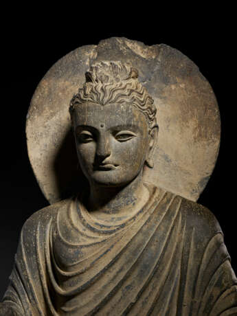 A LARGE AND IMPORTANT GREY SCHIST FIGURE OF BUDDHA SHAKYAMUNI - photo 6