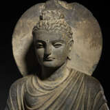 A LARGE AND IMPORTANT GREY SCHIST FIGURE OF BUDDHA SHAKYAMUNI - photo 6