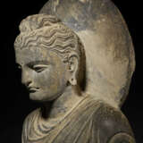 A LARGE AND IMPORTANT GREY SCHIST FIGURE OF BUDDHA SHAKYAMUNI - Foto 7