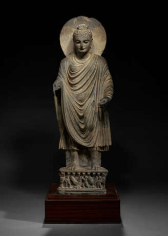 A LARGE AND IMPORTANT GREY SCHIST FIGURE OF BUDDHA SHAKYAMUNI - photo 8
