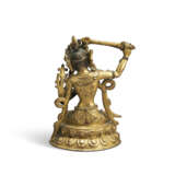 A GILT-BRONZE FIGURE OF MANJUSHRI - Foto 4